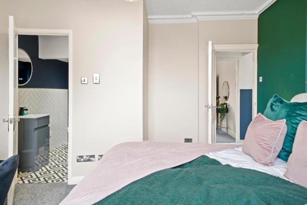 Deluxe 5 Bed In Central Whitby - Parking - Hot Tub 외부 사진