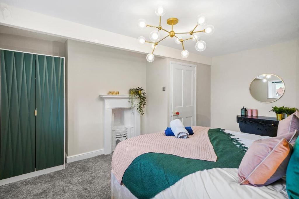 Deluxe 5 Bed In Central Whitby - Parking - Hot Tub 외부 사진