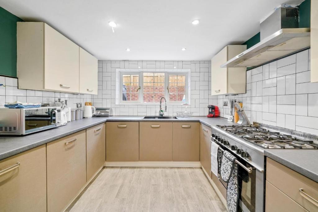Deluxe 5 Bed In Central Whitby - Parking - Hot Tub 외부 사진