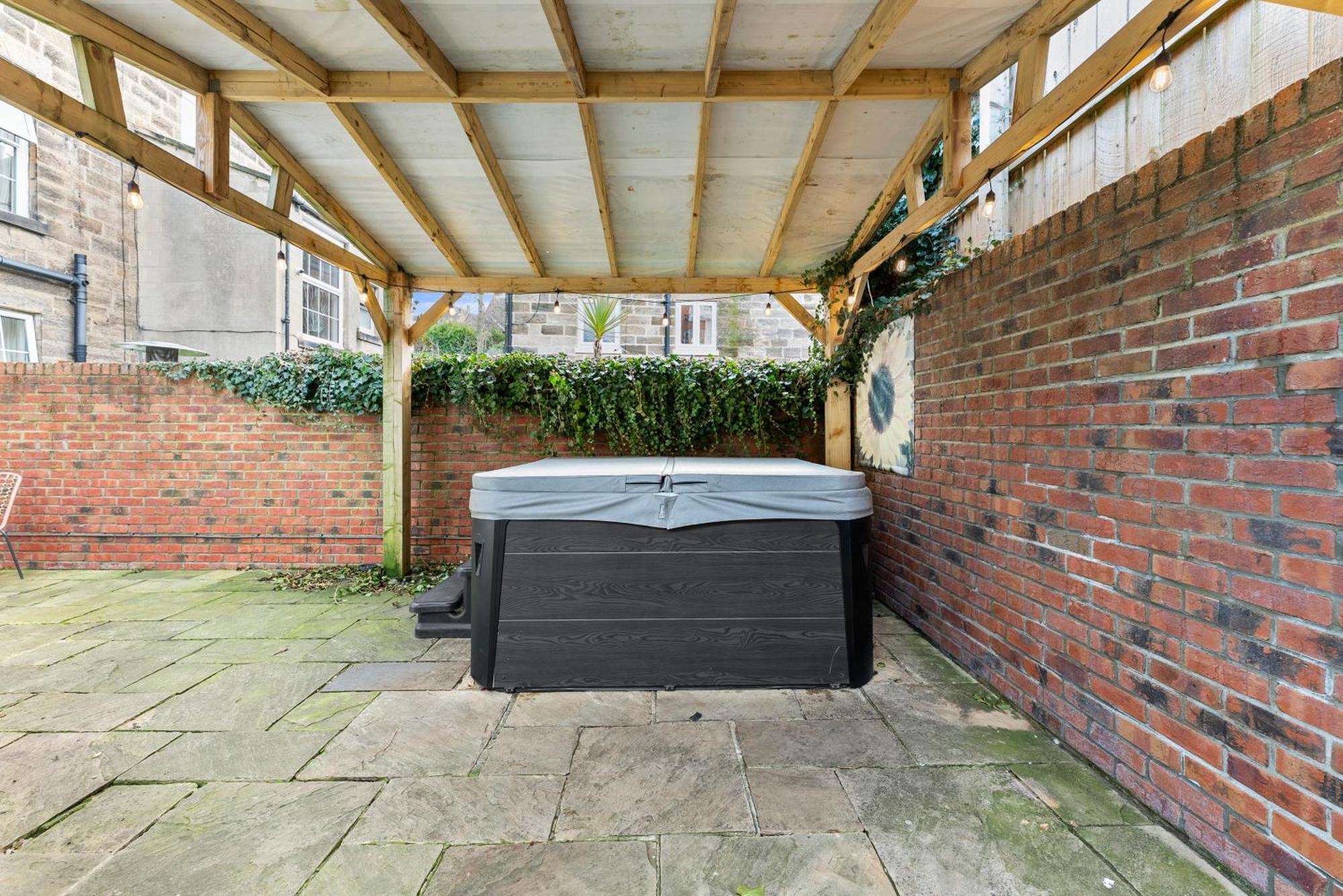Deluxe 5 Bed In Central Whitby - Parking - Hot Tub 외부 사진